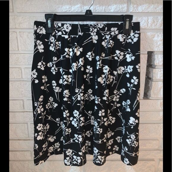 NWT Leota skirt black&white floral design Size S non-wrinkle pull on - Picture 3 of 9